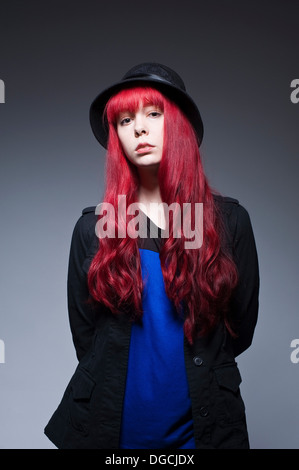 Giovane donna con lunghi capelli rossi, ritratto Foto Stock