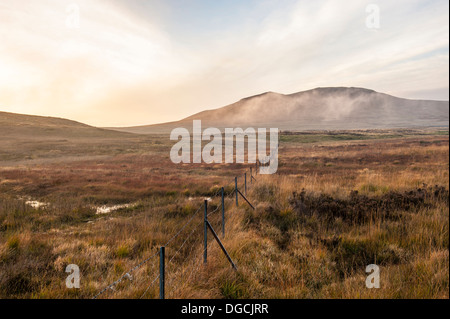 Accanto Spelga Dam la nebbia scende oltre la cima della montagna nel tardo pomeriggio. Foto Stock