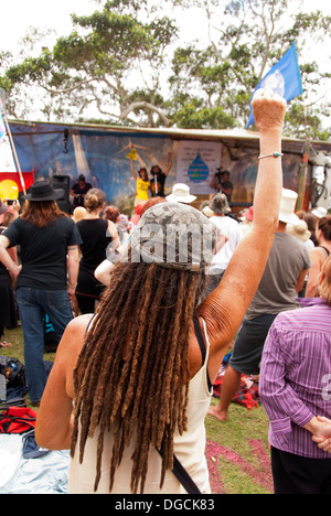 La gente ascolta gli altoparlanti di dubbia Creek protesta sito nelle vicinanze di Kyogle, Nuovo Galles del Sud. Foto Stock