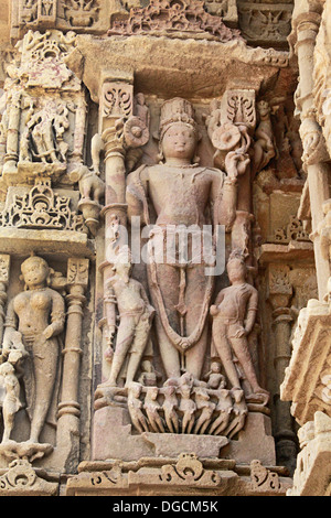 Sun Dio con la sua carrozza a cavalli, uno dei dodici nicchie . Egli Sun tempio, Modhera, Gujarat, India. Foto Stock