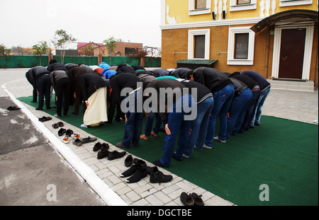 I musulmani si radunano per celebrare la vacanza musulmana di Eid al-Adha, la Grande Moschea, Lugansk, Ucraina Foto Stock