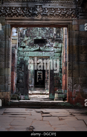 Colonne di pietra con architravi scolpiti formare pattern sfuggente di portali e cortili nell antico tempio cambogiano in Angkor Wat Foto Stock