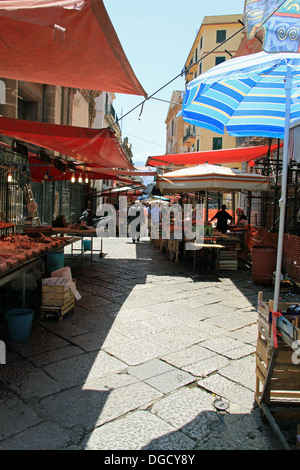 Le bancarelle del mercato nella città di Palermo, in Sicilia. Foto Stock