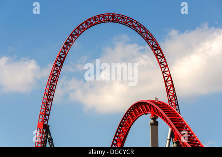 Roller Coaster rotaie contro il cielo Foto Stock