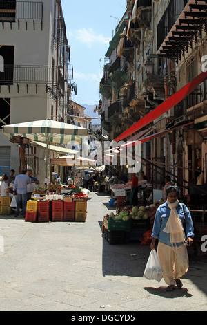 Le bancarelle del mercato nella città di Palermo, in Sicilia. Foto Stock