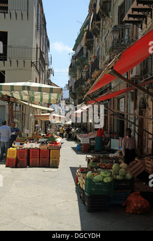 Le bancarelle del mercato nella città di Palermo, in Sicilia. Foto Stock