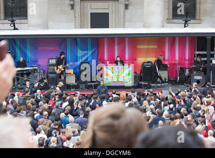 Londra, Regno Unito. Il 18 ottobre 2013. Immagine: Paul McCartney sul palco. Sir Paul McCartney dà una prestazione gratuita a migliaia di fan in Covent Garden Piazza. Nick Savage/Alamy Live News Foto Stock