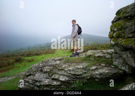 Un escursionista sulle rocce Bonehill, Dartmoor Devon UK Foto Stock