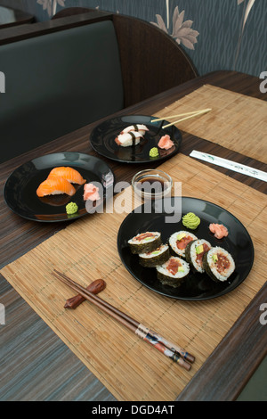 Sushi in sushi bar. Tabella razione e sushi Foto Stock