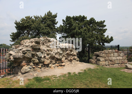 Le rovine di quello che una volta era la motte del normanno Oswestry castello costruito nel XI secolo Foto Stock