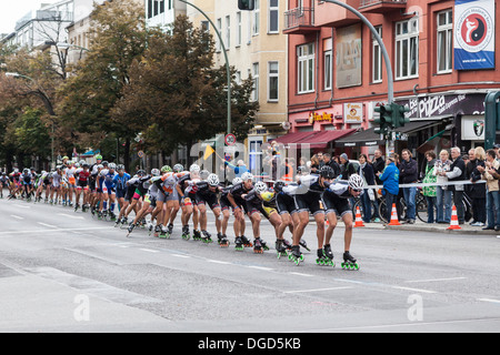 Una linea di pattinatori competere pattinaggio in linea, rollerboarding quarantesima maratona di Berlino, Rosenthalerplatz, Berlino Foto Stock