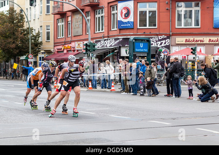 I pattinatori competere nel pattinaggio in linea, rollerboarding quarantesima maratona di Berlino, Rosenthalerplatz, Berlino Foto Stock