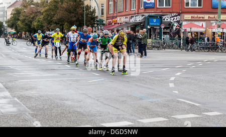 La linea di pattinatori compteing in theIn-line pattinaggio, rollerboarding quarantesima maratona di Berlino, Rosenthalerplatz, Berlino Foto Stock