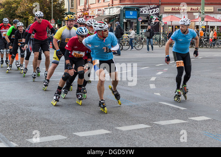 I pattinatori competere nel pattinaggio in linea, rollerboarding quarantesima maratona di Berlino, Rosenthalerplatz, Berlino Foto Stock