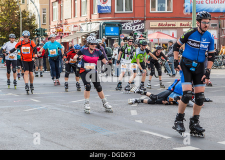 I pattinatori di caduta in quanto essi attraversare i binari del tram il pattinaggio in linea, rollerboarding quarantesima maratona di Berlino, Rosenthalerplatz, Berlino Foto Stock