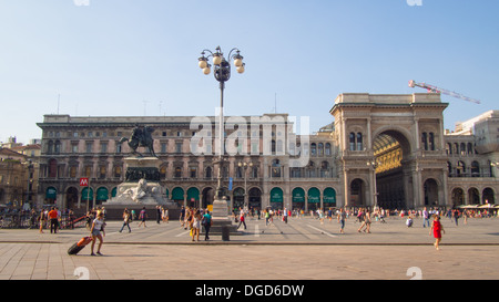 Piazza del Duomo, compresa la galleria Vittorio Emanuele II shopping center, Milano, Lombardia, Italia Foto Stock