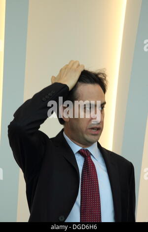 Leader del partito laburista & MP per Doncaster a nord, Ed Miliband visite Cast, Doncaster prestazioni del luogo, South Yorkshire, Regno Unito Foto Stock