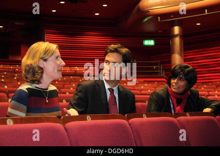 Ed Miliband risponde (L) artista, Esther Richardson e la sede del direttore, Kully Thiarai durng il suo tour di Cast, Doncaster, Regno Unito Foto Stock