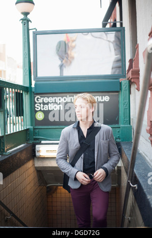 Giovane emergente dalla stazione della metropolitana di Brooklyn, New York City, Stati Uniti d'America Foto Stock