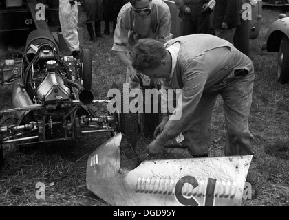 Problemi con un Cooper nel paddock, 500cc di Formula 3 di sostegno di gara del Gran Premio di Gran Bretagna di Silverstone, Inghilterra il 14 luglio 1951. Foto Stock