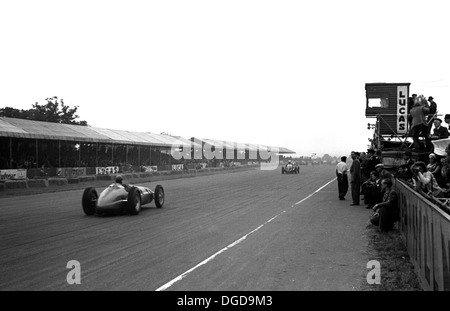 Peter Walker in BRM V16 passando Silverstone box, finito al 7 al Gran Premio di Gran Bretagna a Silverstone, Inghilterra, 14 luglio 1951. Foto Stock