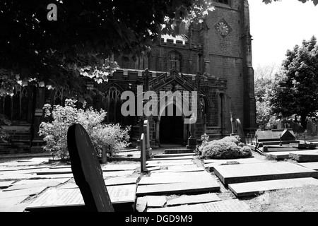 La chiesa e il sagrato della chiesa di San Tommaso Apostolo, Heptonstall, West Yorkshire, Inghilterra, Regno Unito Foto Stock