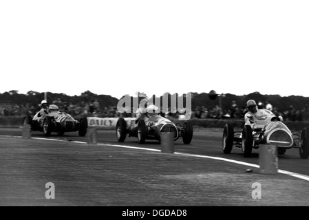 11 Marrone in Cooper-Bristol, 32 de Graffenried in Maserati e 31 Macklin in HWM-Alta. GP di Gran Bretagna a Silverstone Inghilterra 1952. Foto Stock