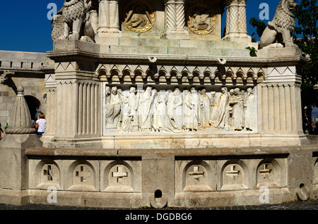 Santo Stefano statua piedistallo bastione dei pescatori sulla Collina del Castello Budapest Ungheria Europa Foto Stock