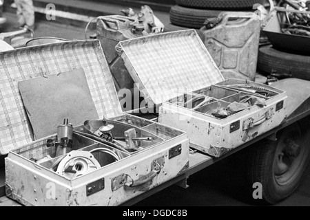 Cassette per utensili e lattine di benzina, motor racing il modo in cui era, Dundrod TT, Irlanda del Nord,1953. Foto Stock