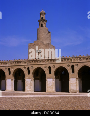 Ibn Tulun mosque -9secolo il minareto a spirale, il Cairo, Egitto, Africa Foto Stock