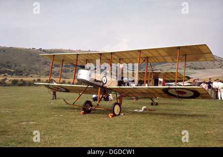 Anni Settanta, foto di un restaurato WW1 RAF ad ala fissa stazionaria biplanare esterno su un campo in erba, Inghilterra, Regno Unito, mostrando la RAF roundel sul parafango e il corpo. Nei primi anni di aviazione, la maggior parte degli aerei utilizzati biplano ala due disposizione, il più famoso è il "Wright Flyer', il primo aereo a volare. Foto Stock