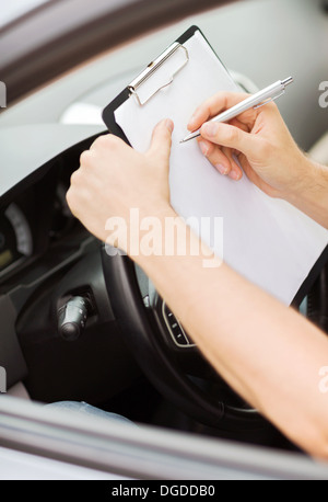 Uomo con i documenti dell'auto Foto Stock