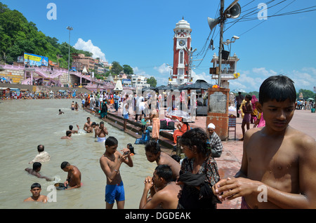 Pellegrini indù la balneazione nel fiume Gange in Haridwar, India Foto Stock