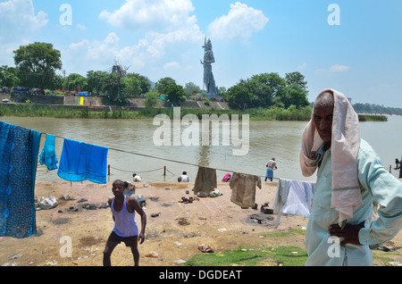 Pellegrini indù sulla banca del fiume Gange in Haridwar Foto Stock