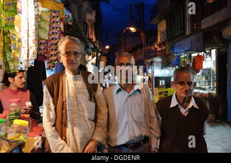 Un gruppo di anziani residenti in India il villaggio di montagna di Almora, India Foto Stock