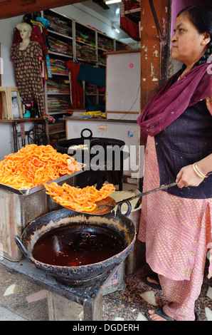 Venditore ambulante preparare un dolce delizia di Almora, India Foto Stock