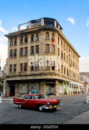 Tipico edificio e auto d'epoca di La Havana, Cuba. Foto Stock