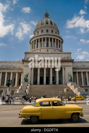 Dal Capitolio e Old vintage americano auto a La Havana, Cuba. Foto Stock