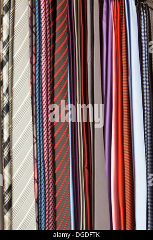 Le cravatte da uomo impilati sul ripiano per la vendita Foto Stock