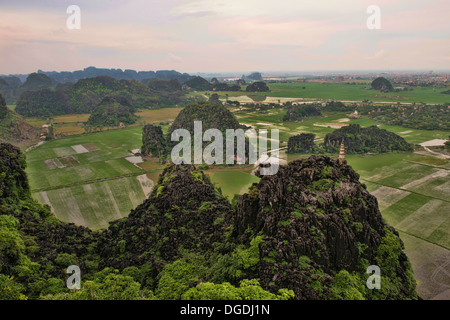 Bellissimo calcare montagne carsiche di Ninh Binh, Vietnam Foto Stock