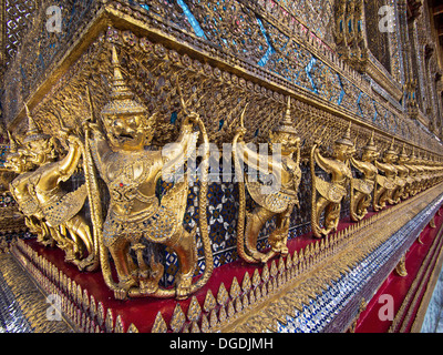 Custode statue che circonda il Tempio del Buddha di Smeraldo di Bangkok, Tailandia. Foto Stock