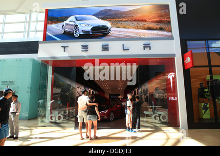 Tesla Model S auto elettrica showroom in Yorkdale Mall, Toronto, Canada 2013 Foto Stock