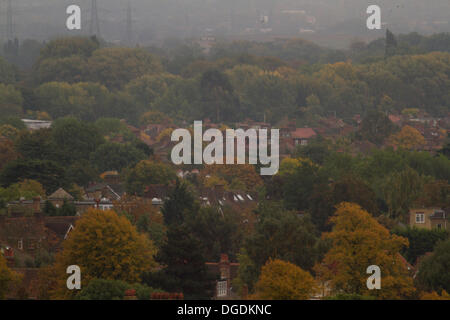 Il torneo di Wimbledon, Londra, Regno Unito. Il 19 ottobre 2013. I colori autunnali la mattina nel sud-ovest di Londra: Credito amer ghazzal/Alamy Live News Foto Stock