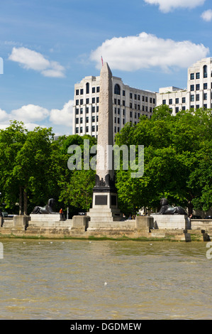 Il fiume Tamigi Londra England Regno Unito. Obelisco Cleopatra Needle Foto Stock