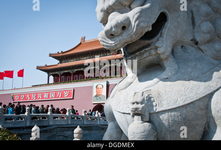 Lion statua che si trova nella parte anteriore di Tiananmen (Porta della Pace Celeste) a Pechino, Cina Foto Stock