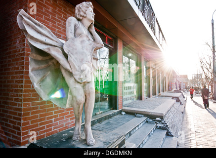 Marilyn Monroe statua - scena da sette anni di prurito il filmato a 16 Wusi Street, Dongcheng District, Pechino Foto Stock