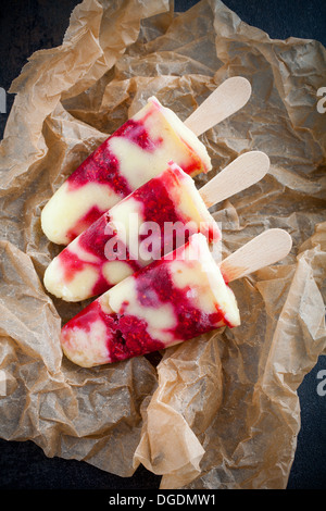 In casa popsicles con budino alla vaniglia e lamponi Foto Stock