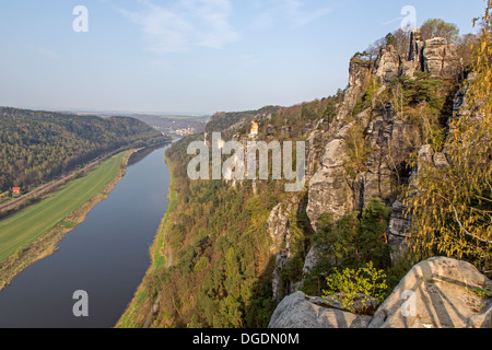 Vista sul Fiume Elba dal Bastei, Elba montagne di arenaria, Saxonia, Germania, Europa Foto Stock