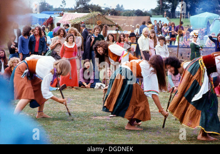 Morris ballerini e musicisti eseguendo in fiera Barsham Beccles Suffolk REGNO UNITO Inghilterra 1974 KATHY DEWITT Foto Stock