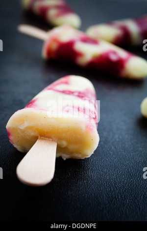 In casa popsicles con budino alla vaniglia e lamponi Foto Stock